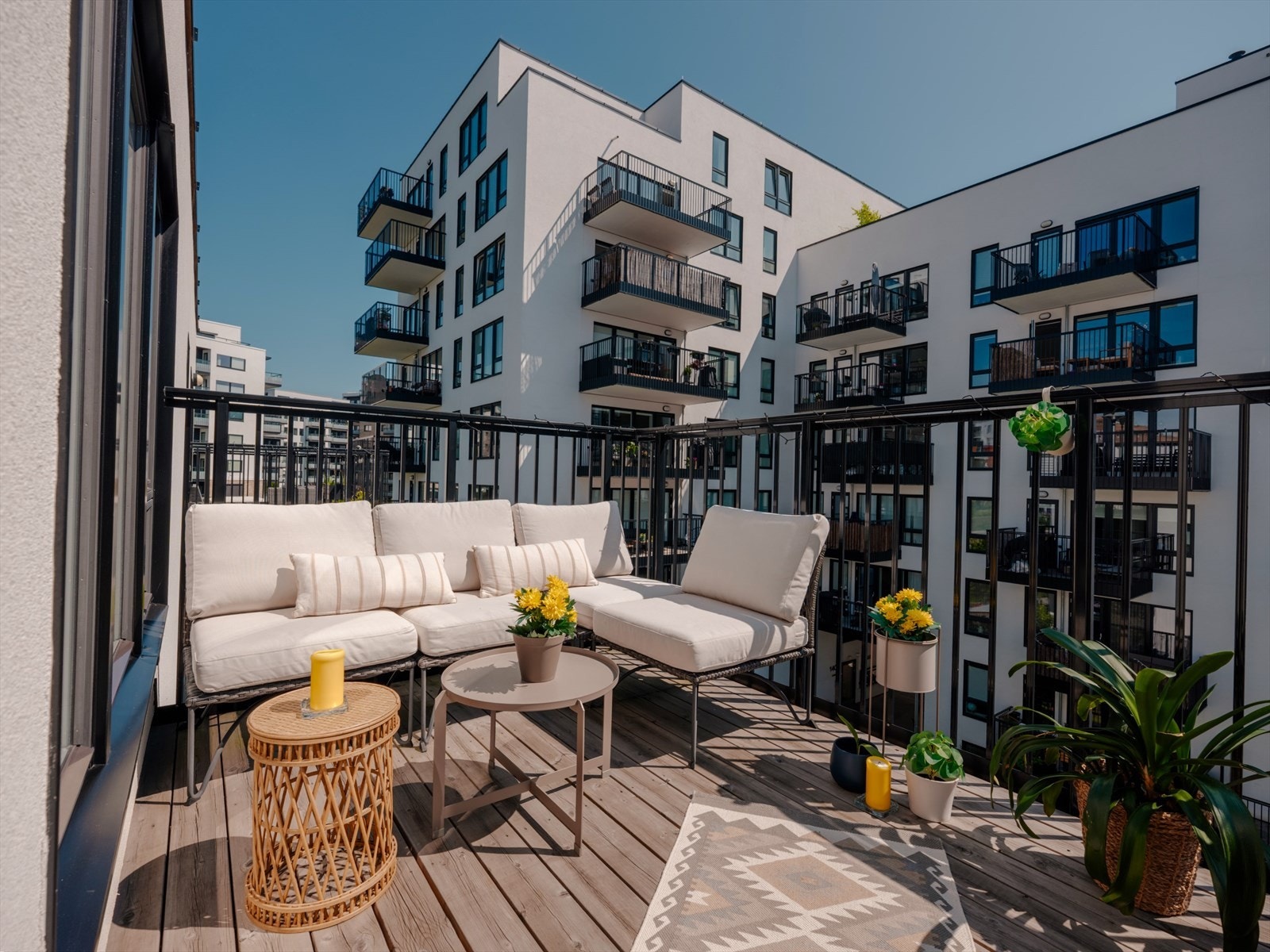 Stor sydøstvendt balkong med gode solforhold - perfekt for morgenkaffen eller ettermiddagssolen. Galleribilde