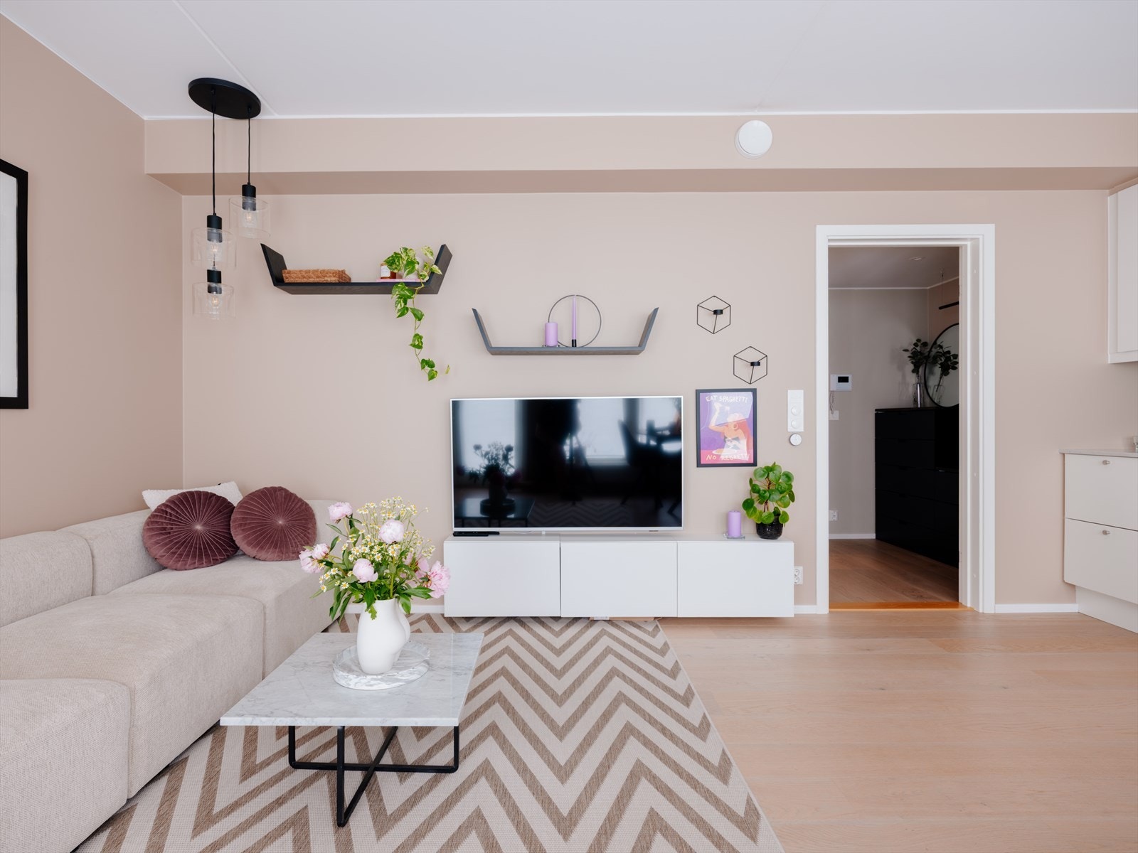 Gjennomgående enstavs eikeparkett gir et eksklusivt og helhetlig preg. Galleribilde
