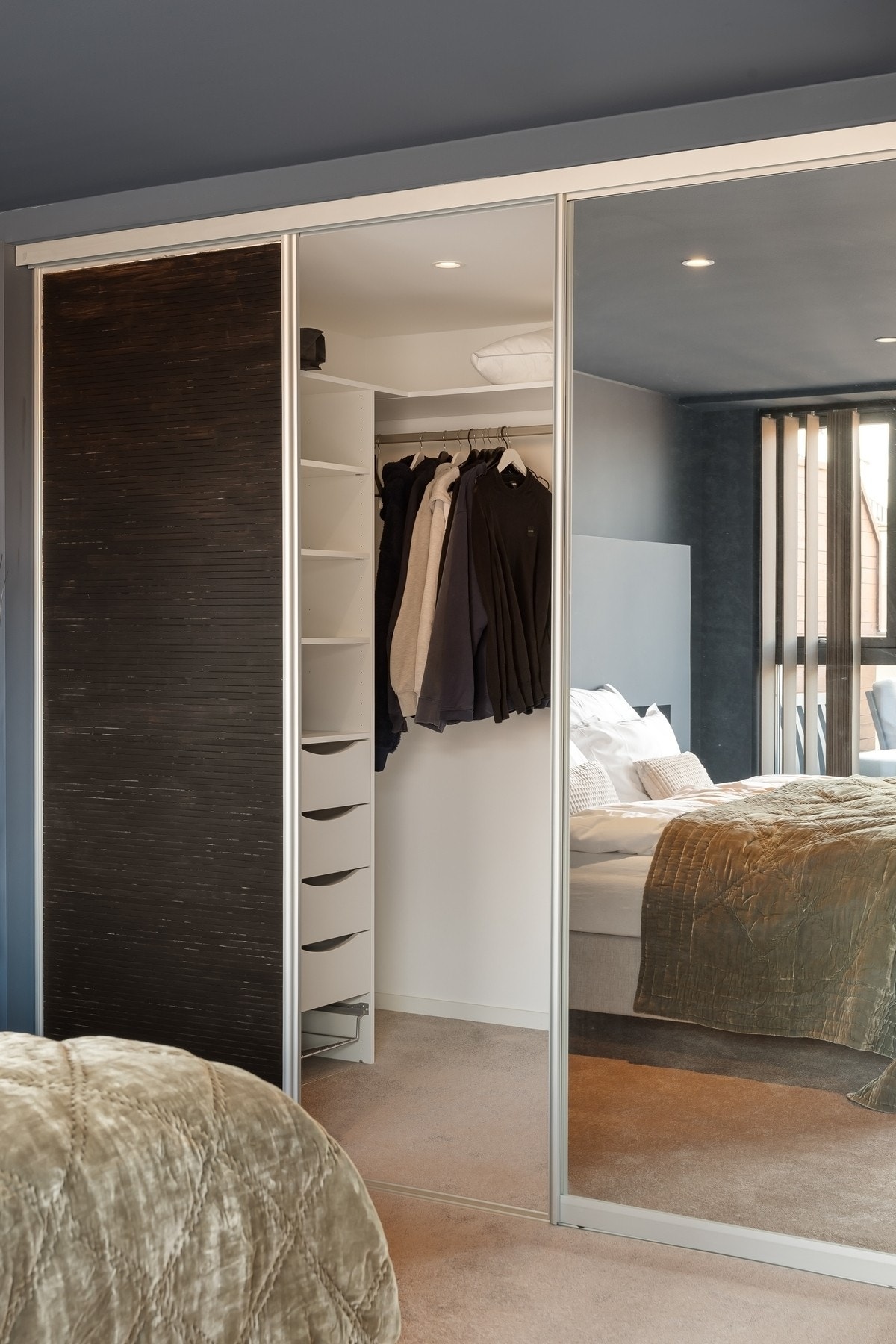 Soverommet har et walk-in-closet med praktisk og romslig oppbevaringsløsning. Galleribilde
