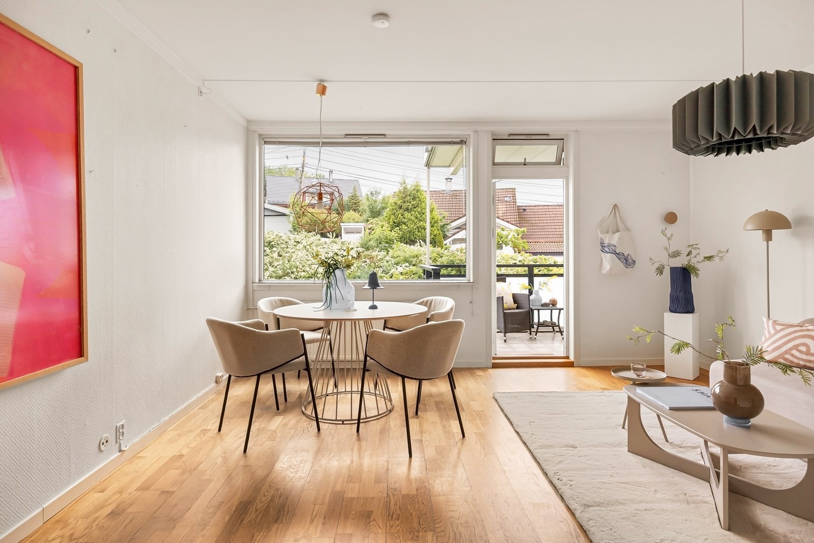Lys og innbydende stue med store vindusflater og utgang til en hyggelig balkong - perfekt for late sommerdager Galleribilde