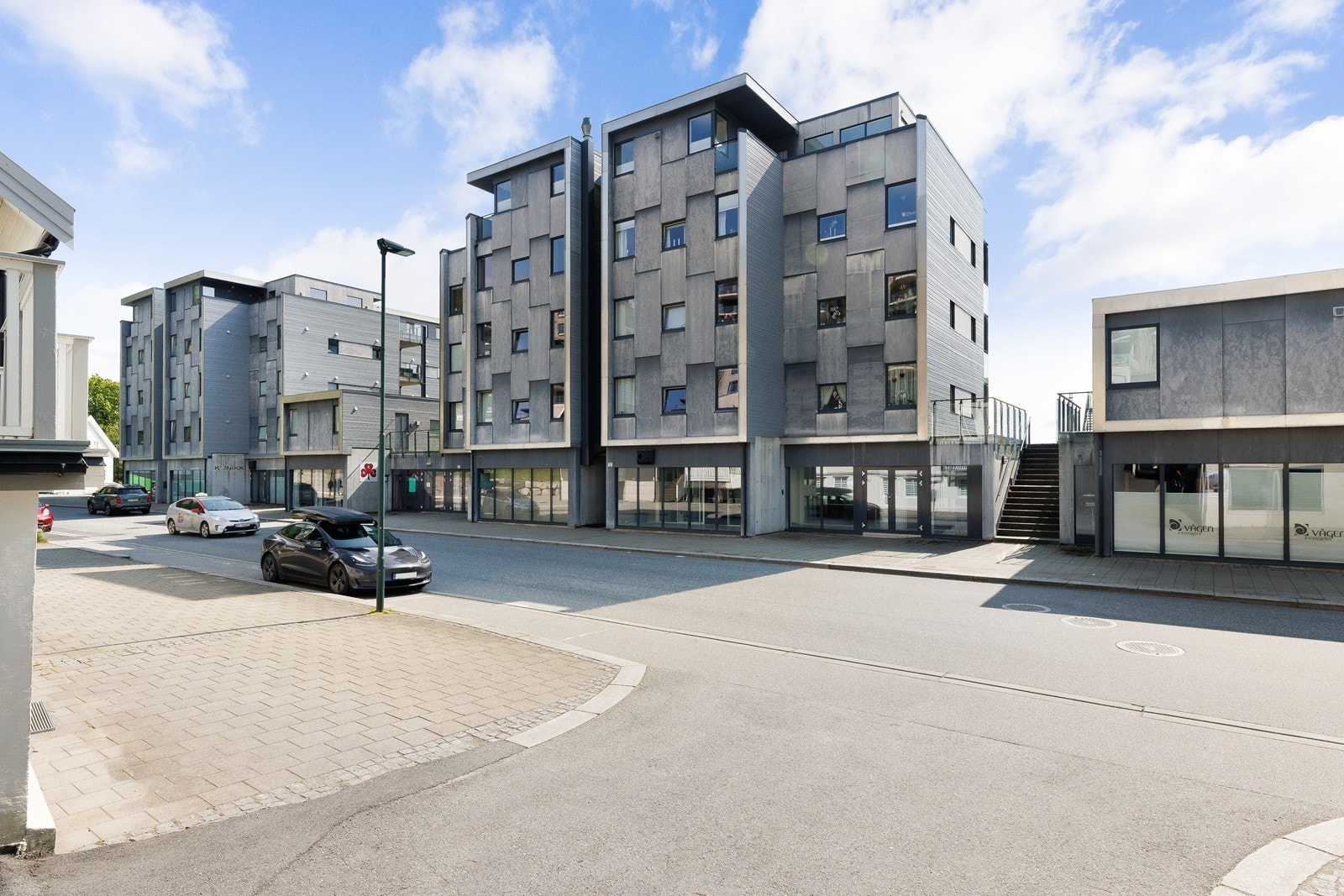 Det er kort vei til offentlig kommunikasjon med bussholdeplass like på baksiden av Jørpeland Brygge og gode bussforbindelser til Solbakk, med flere ruter videre til Stavanger/Sandnes, Tau, Hjelmeland m.m Galleribilde