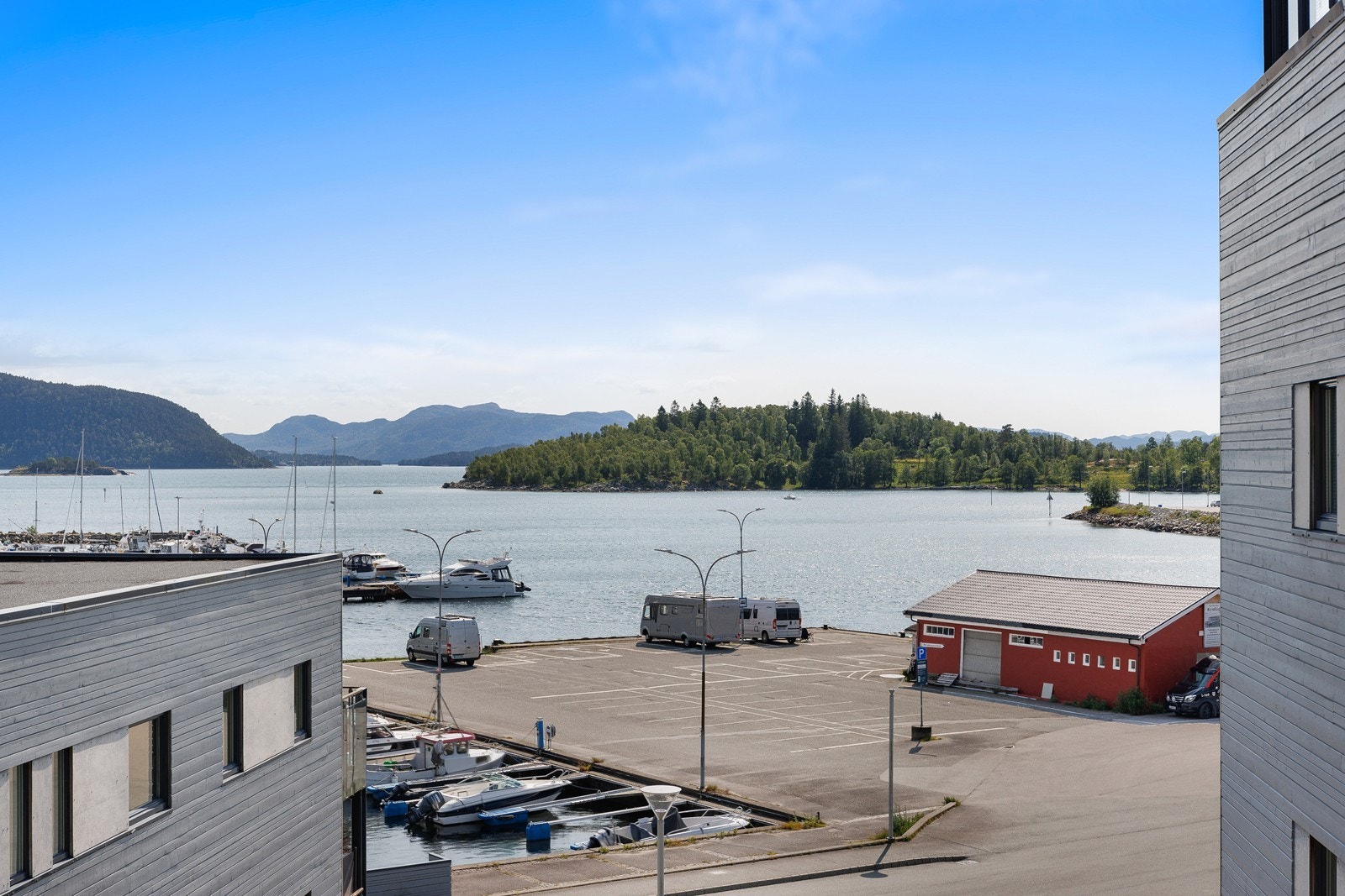 I Jørpelandsvågen like utenfor leiligheten finner man også båthavn, gjestehavn og tursti med kort gange til både Rosehagen (restaurant), Jørpelandsholmen og flere flotte turområder. Galleribilde