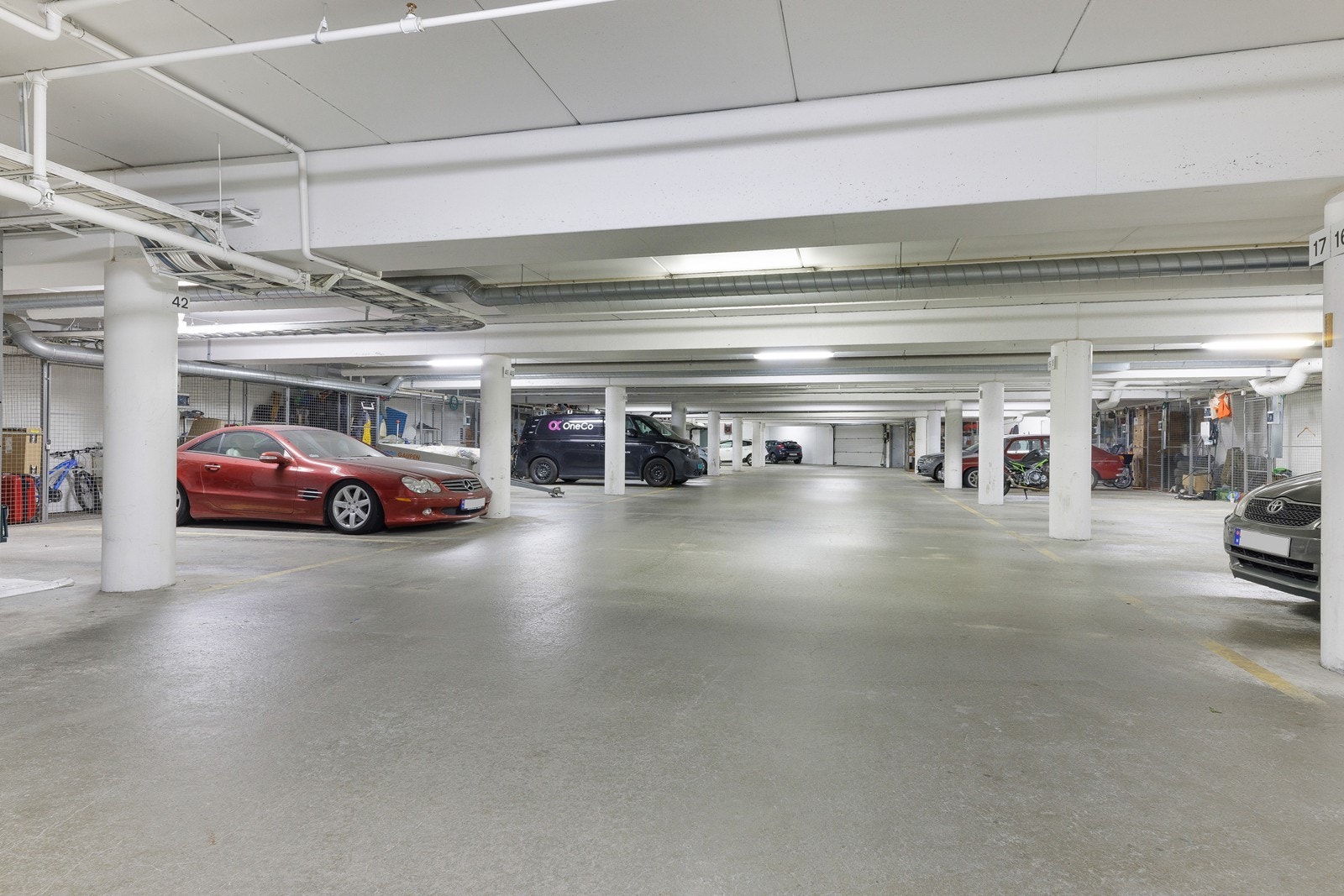 Parkering i felles garasjeanlegg. Leiligheten har fast parkeringsplass nr. 42 og sportsbod i kjeller på 3 kvm. Galleribilde