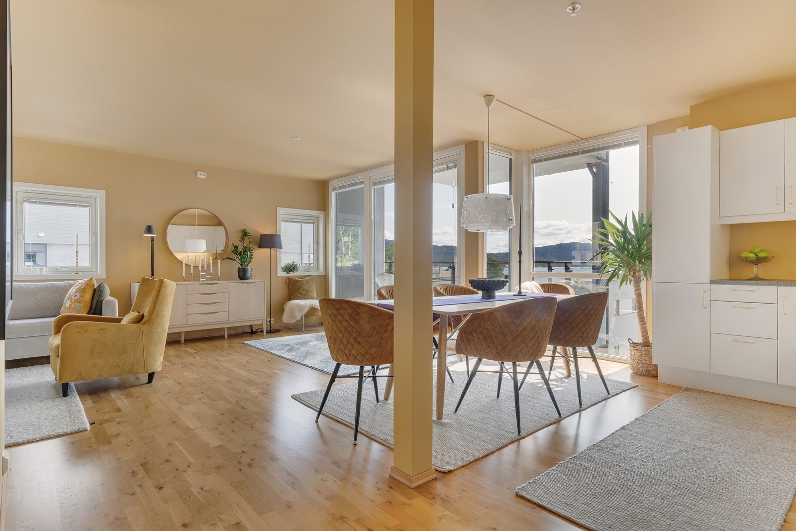 Stuen har flere vindusflater som slipper inn naturlig lys og skaper en god atmosfære i rommet med en fantastisk utsikt. Galleribilde