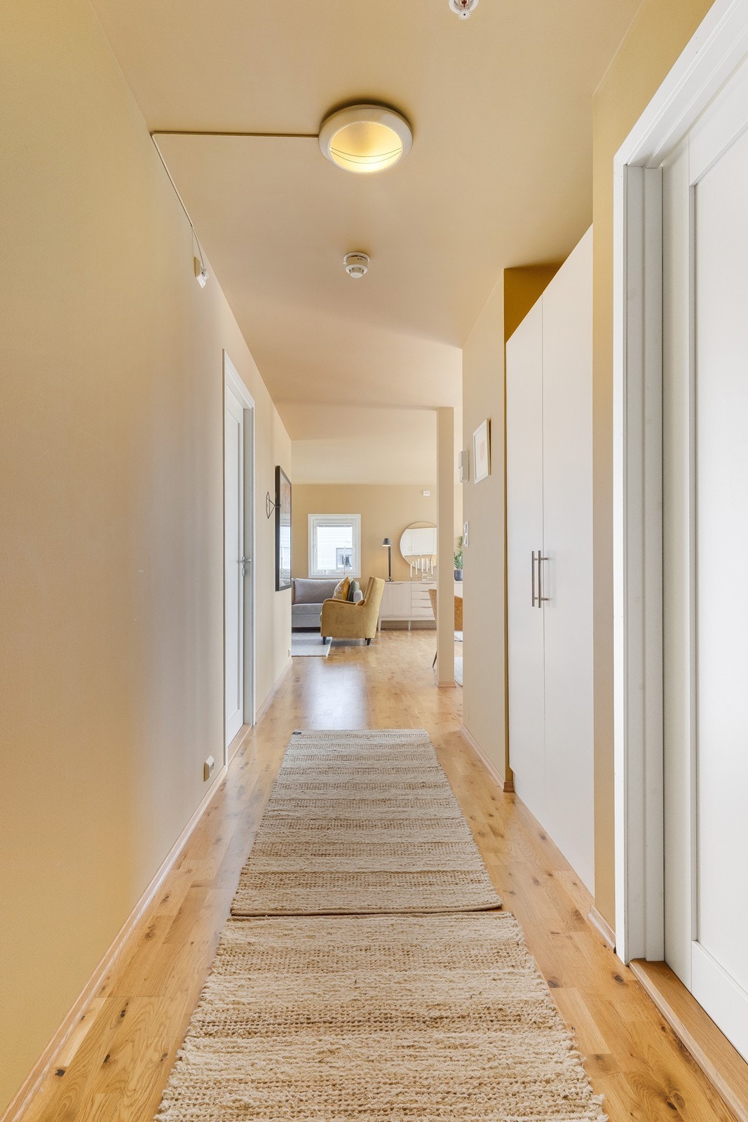 Her ønskes du velkommen inn i en lys entrè med god plass til å henge fra seg skor og ytterklær. Galleribilde