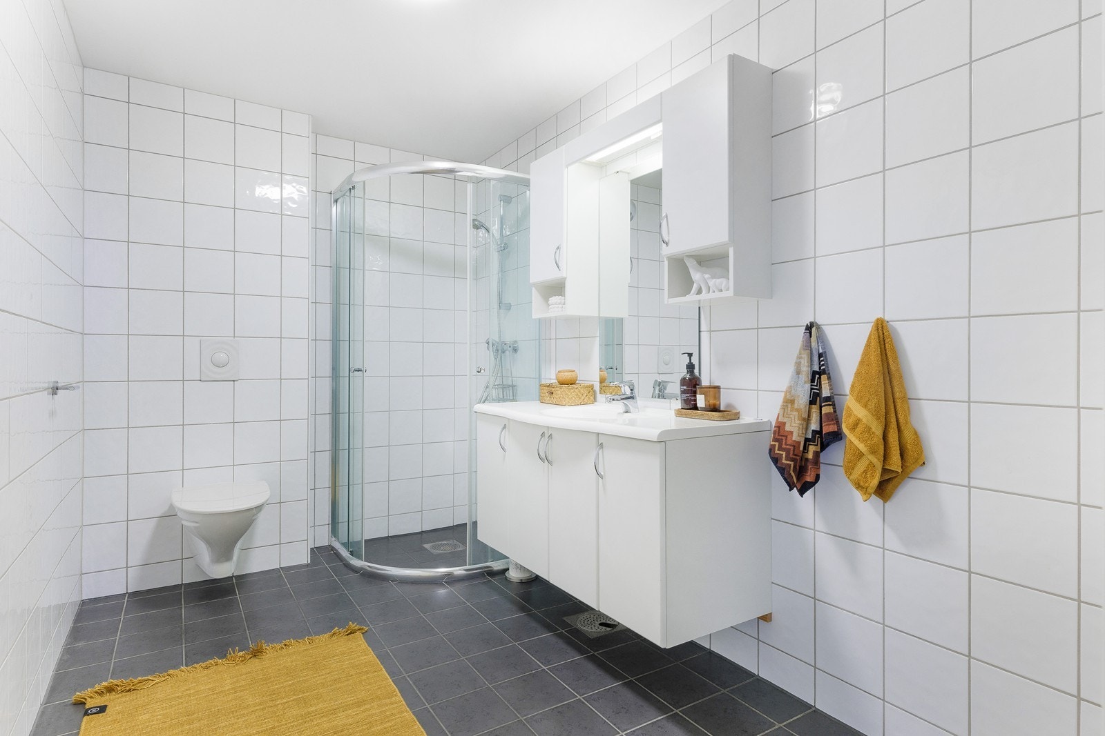 Flott baderom med fliser på gulv og vegger. Galleribilde
