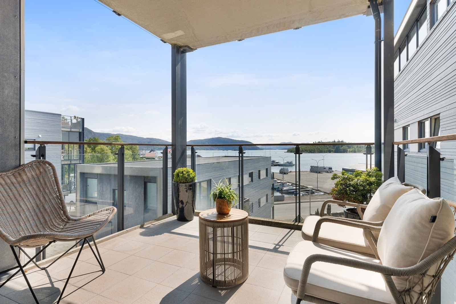 Jørpeland Brygge ligger helt i sjøkanten i Jørpelandsvågen som er den nedre delen av Jørpeland sentrum. Her har man både kafè/restaurant, jernvarehandel, frisør og kiropraktor/fysioterapaut like utenfor døra, samt kort gange bort til Rema1000. Galleribilde