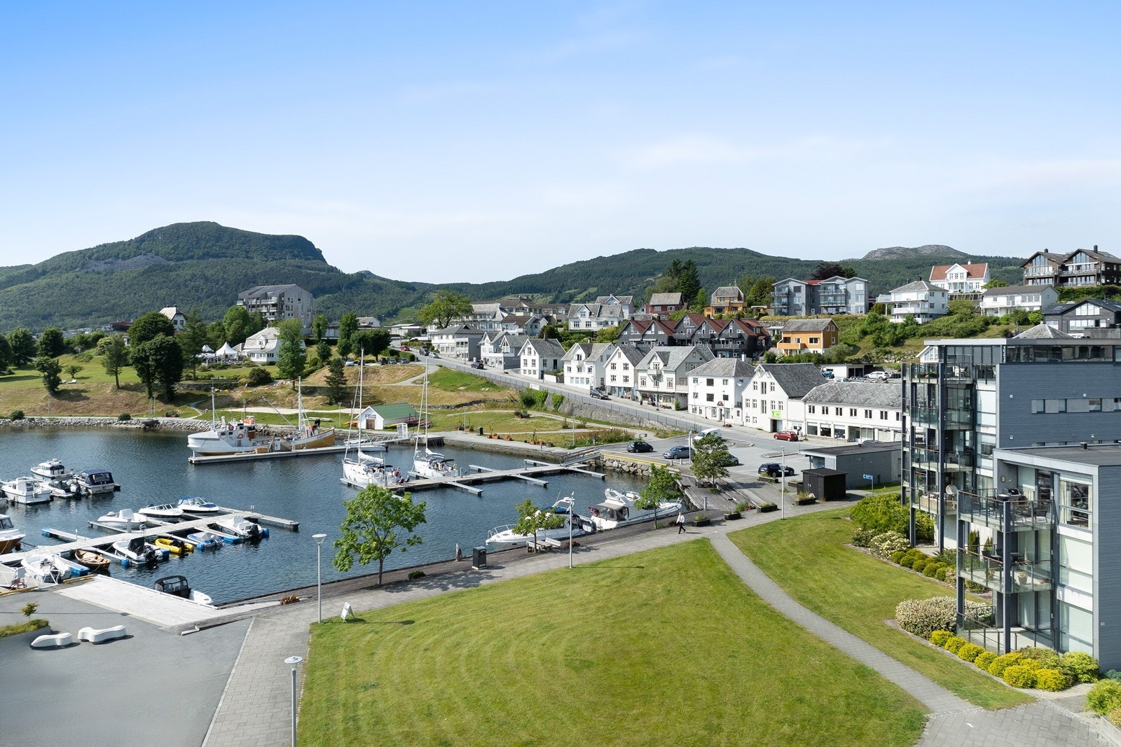 Det er forøvrig få minutters gange til selve sentrumskjernen med en variert handelsstand og rikelig utvalg av butikker. Galleribilde
