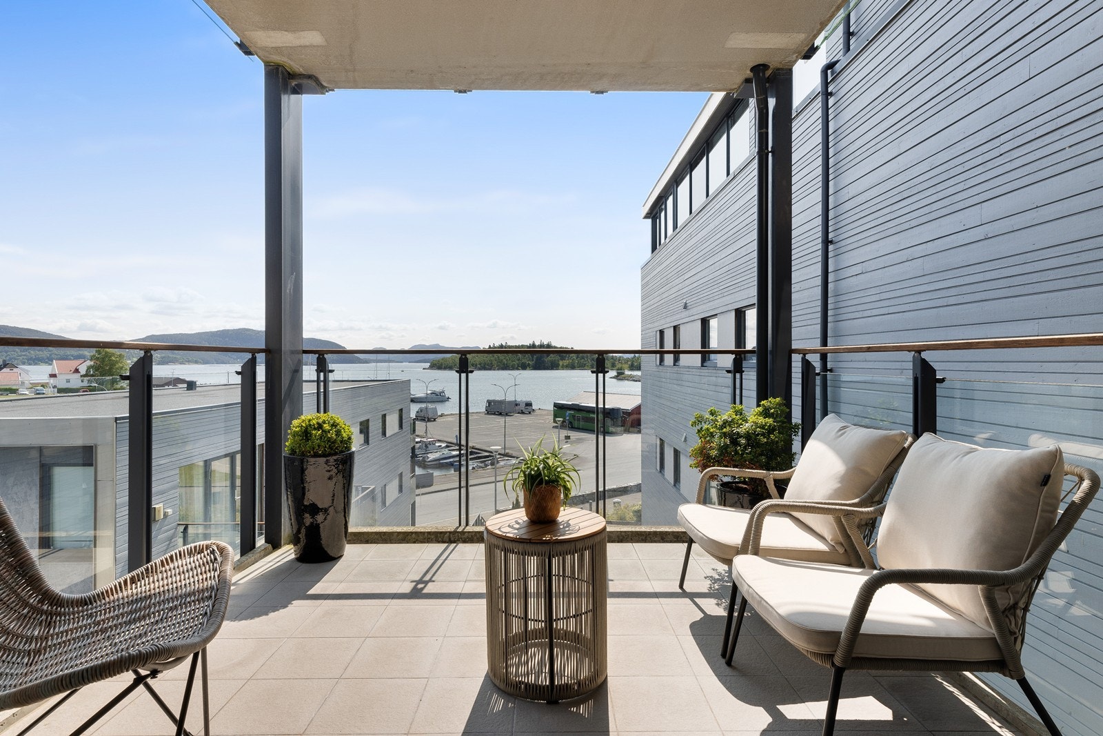 Her kan man nyte solen og følge med på liv og røre i Vågen Galleribilde