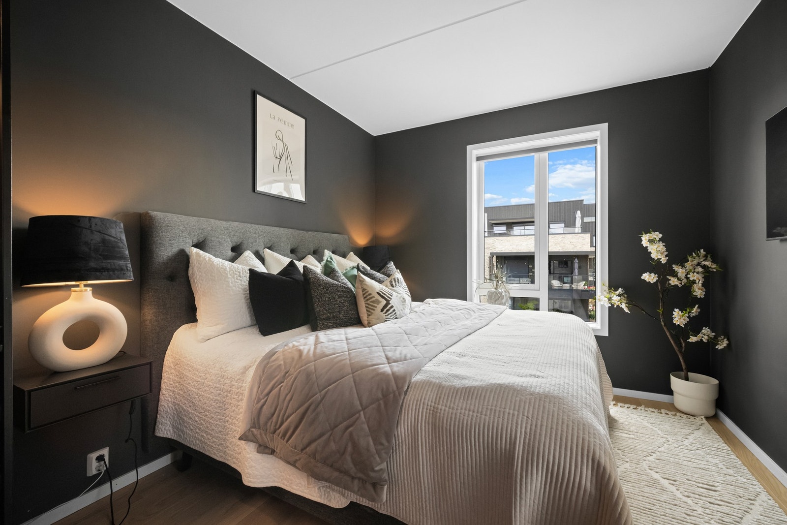 Rommet har et stort vindu som slipper inn godt med naturlig lys. Gulvflaten gir god plass til dobbeltseng med nattbord, samtidig som det er rom for ekstra oppbevaringsmøbler om ønskelig Galleribilde