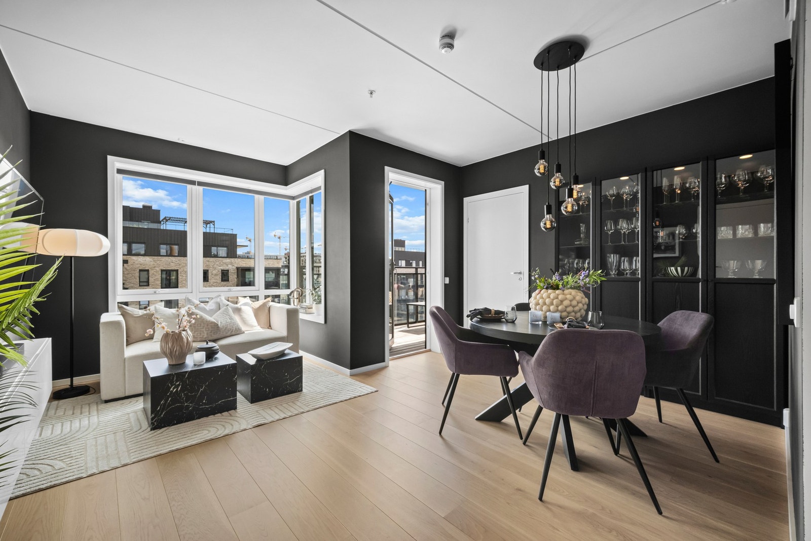 Stuen har store vindusflater og moderne 1-stavs parkett Galleribilde