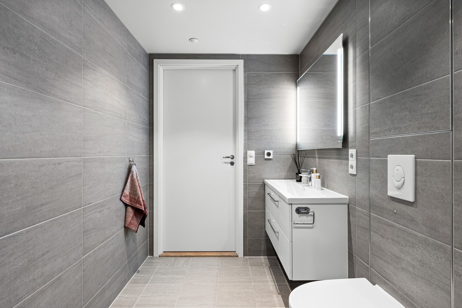 I gulvet er det vannbåren varme. Downlights i himlingen sørger for god belysning Galleribilde