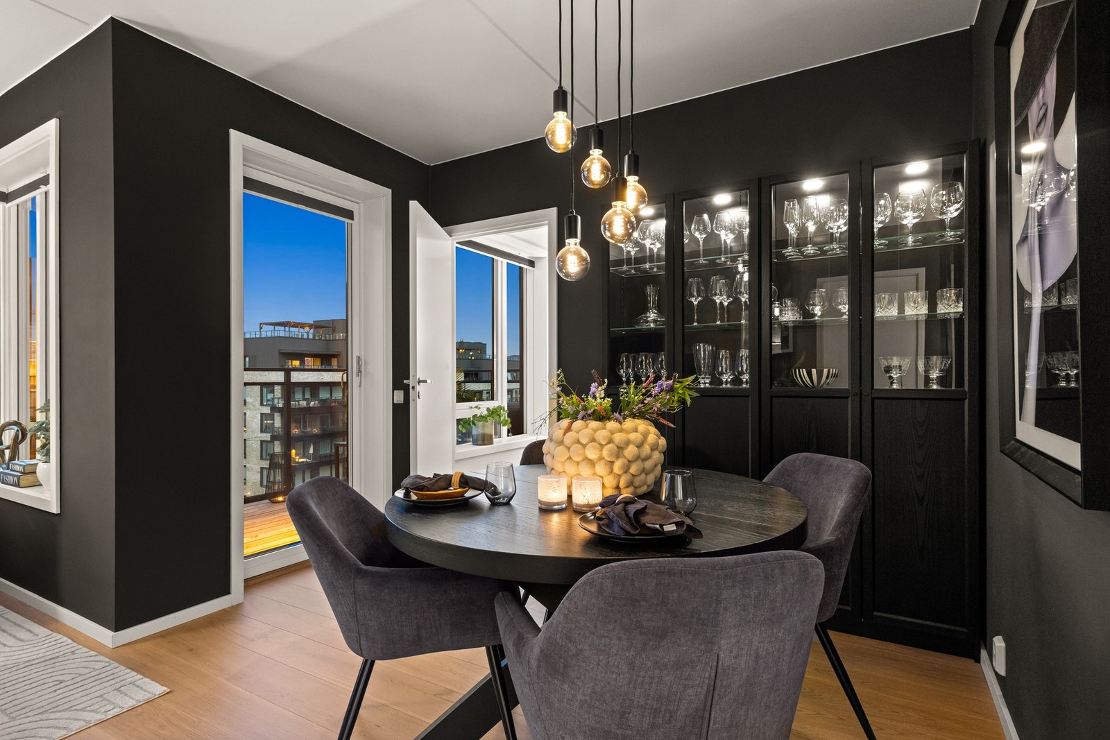 Utgangen til balkongen gir en naturlig forlengelse av oppholdsrommet og gjør det enkelt å kombinere inne- og uteareal Galleribilde