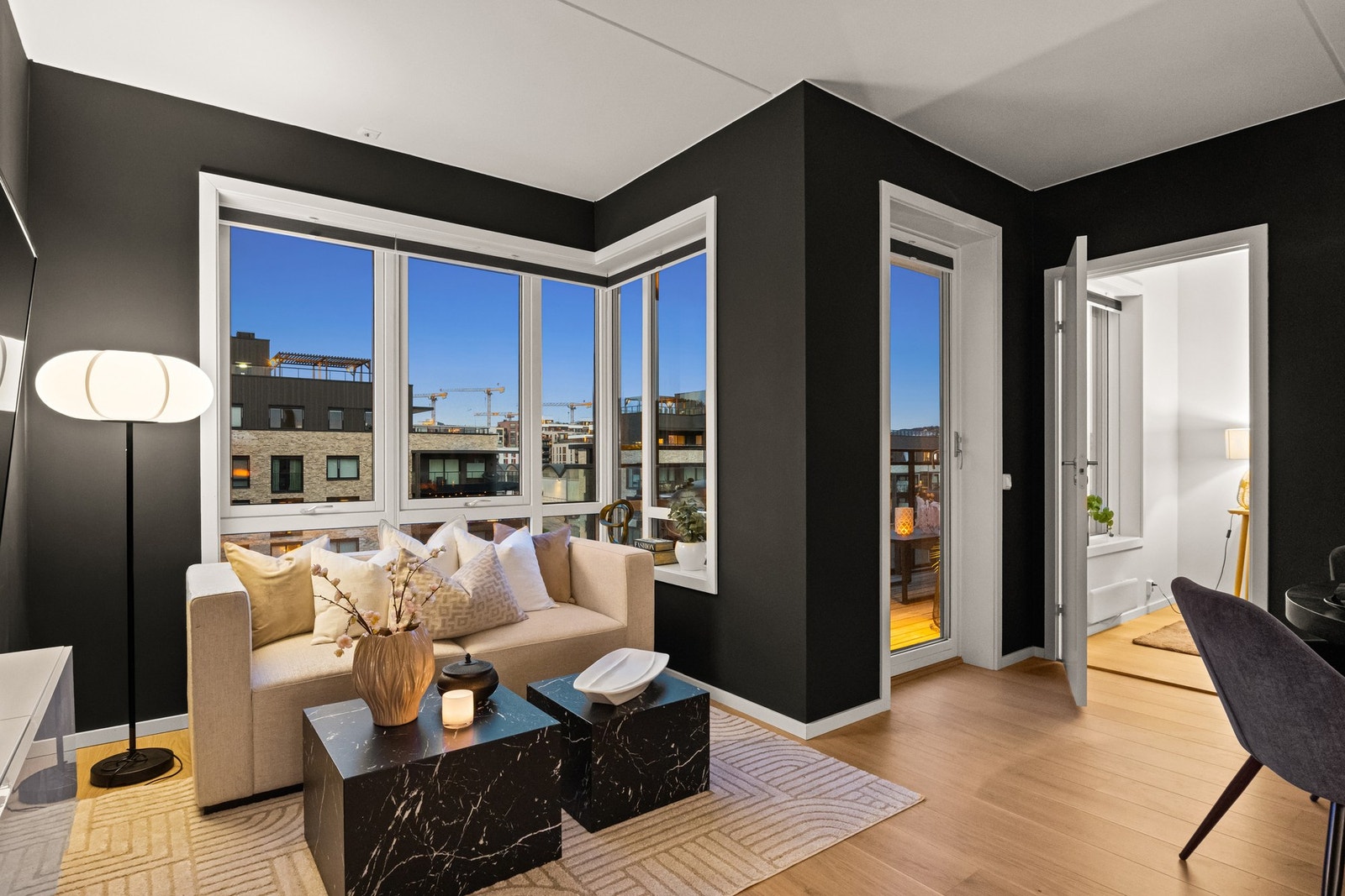 Stuen har en åpen og praktisk planløsning som gir fleksibilitet til ulike møbleringsalternativer Galleribilde