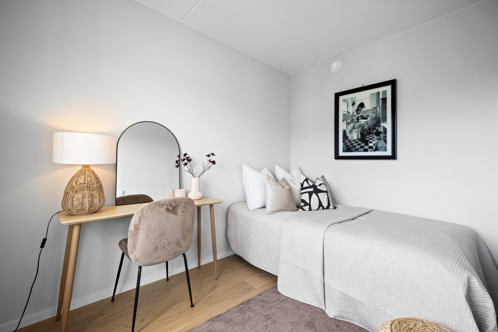 Det andre soverommet egner seg godt som barnerom, gjesterom eller kontor. Her er det også et vindu som sikrer naturlig lysinnslipp Galleribilde