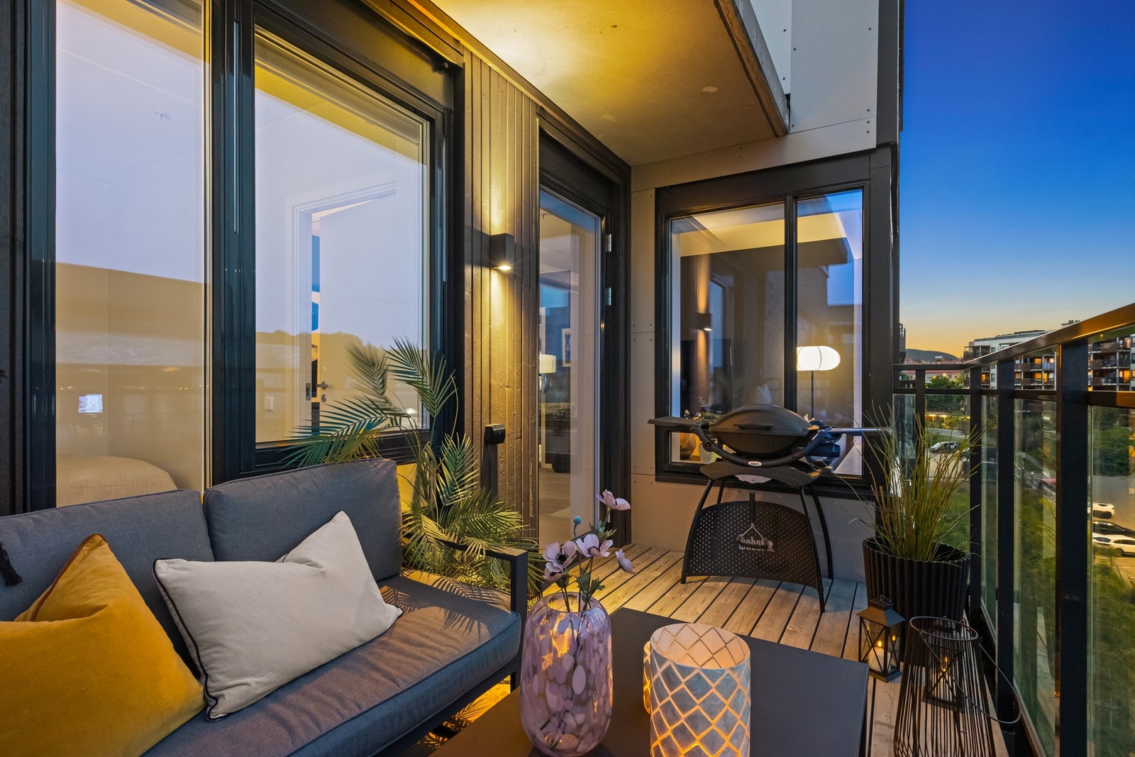 Det er montert både utelys og stikkontakt, noe som gir mulighet for å skape en hyggelig atmosfære og praktisk bruk, enten du ønsker å nyte kveldene ute eller bruke elektriske apparate Galleribilde