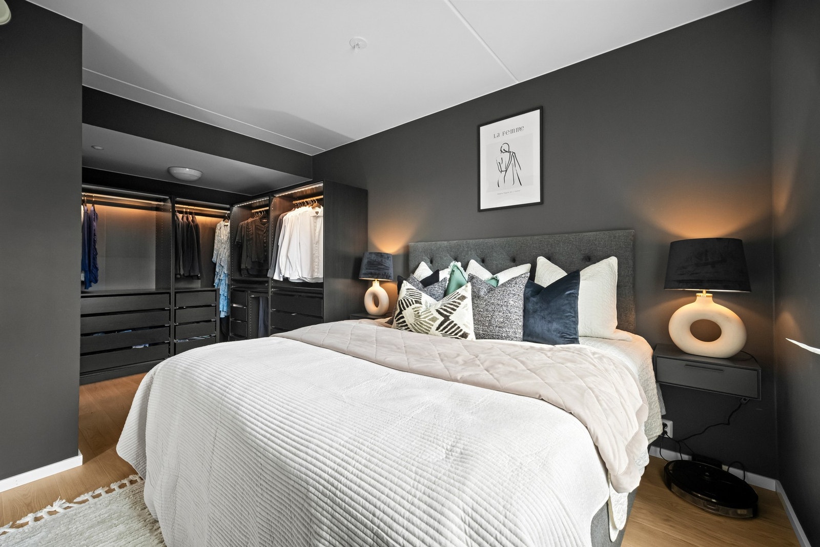 Hovedsoverom er romslig med walk-in-closet Galleribilde