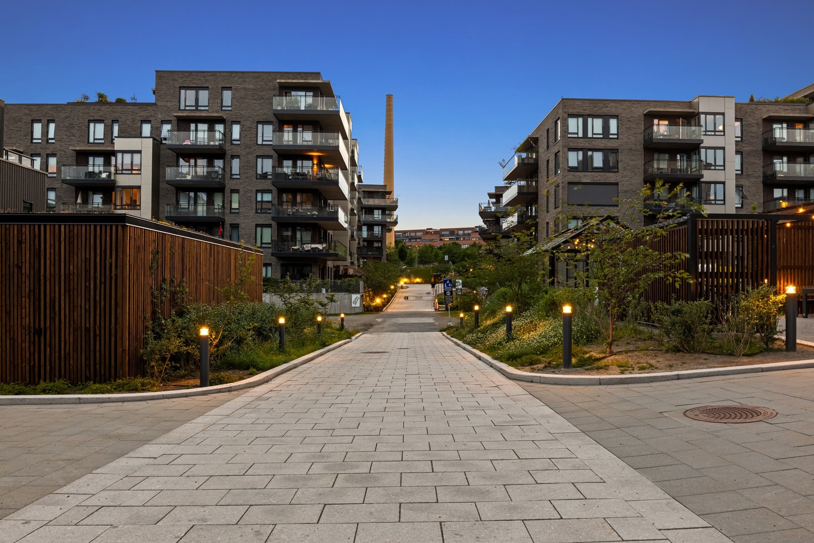 Eiendommen ligger sentralt med enkel adkomst fra både offentlig transport og bil. Galleribilde