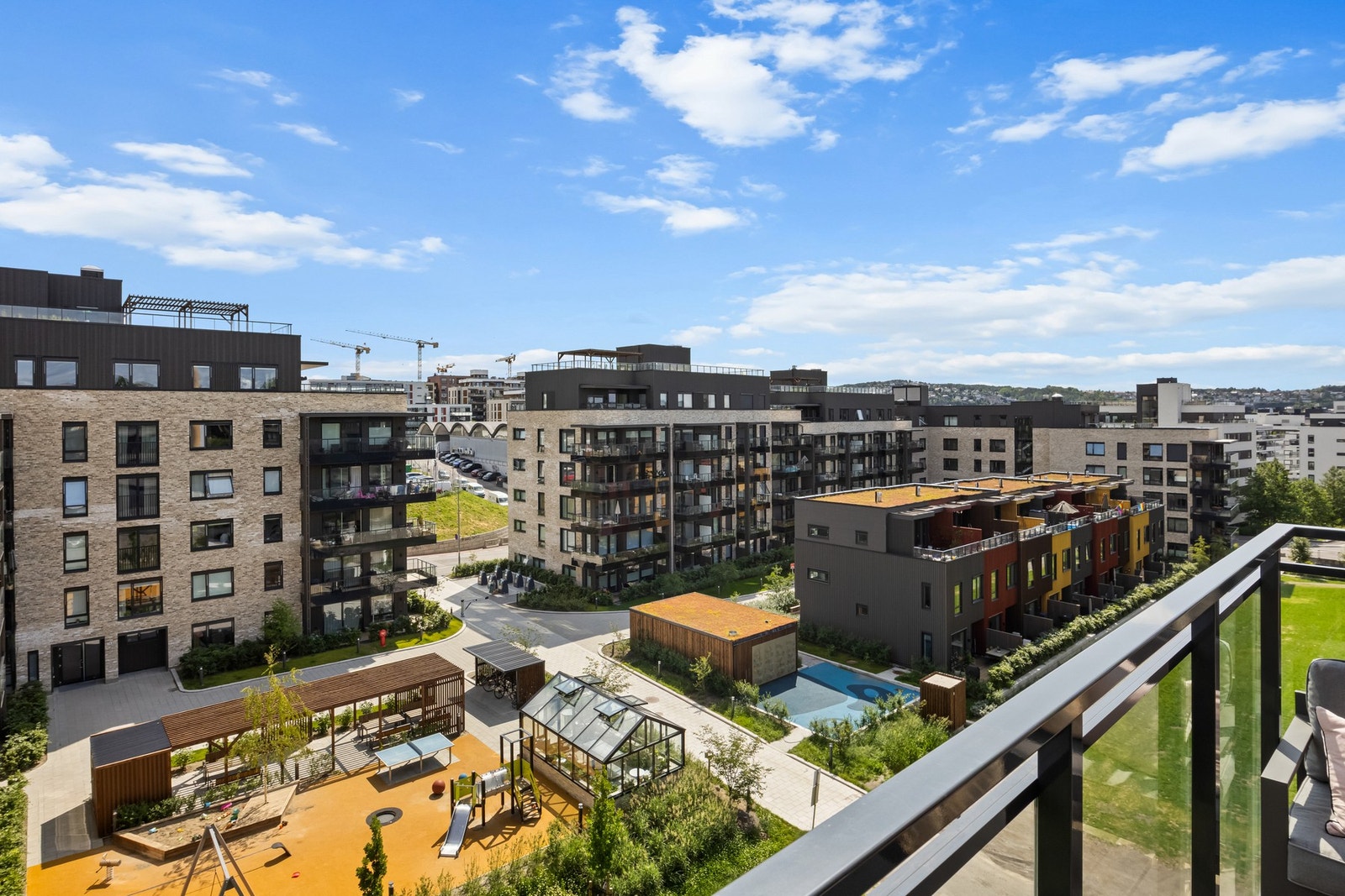 Utsyn mot et moderne og luftig område Galleribilde