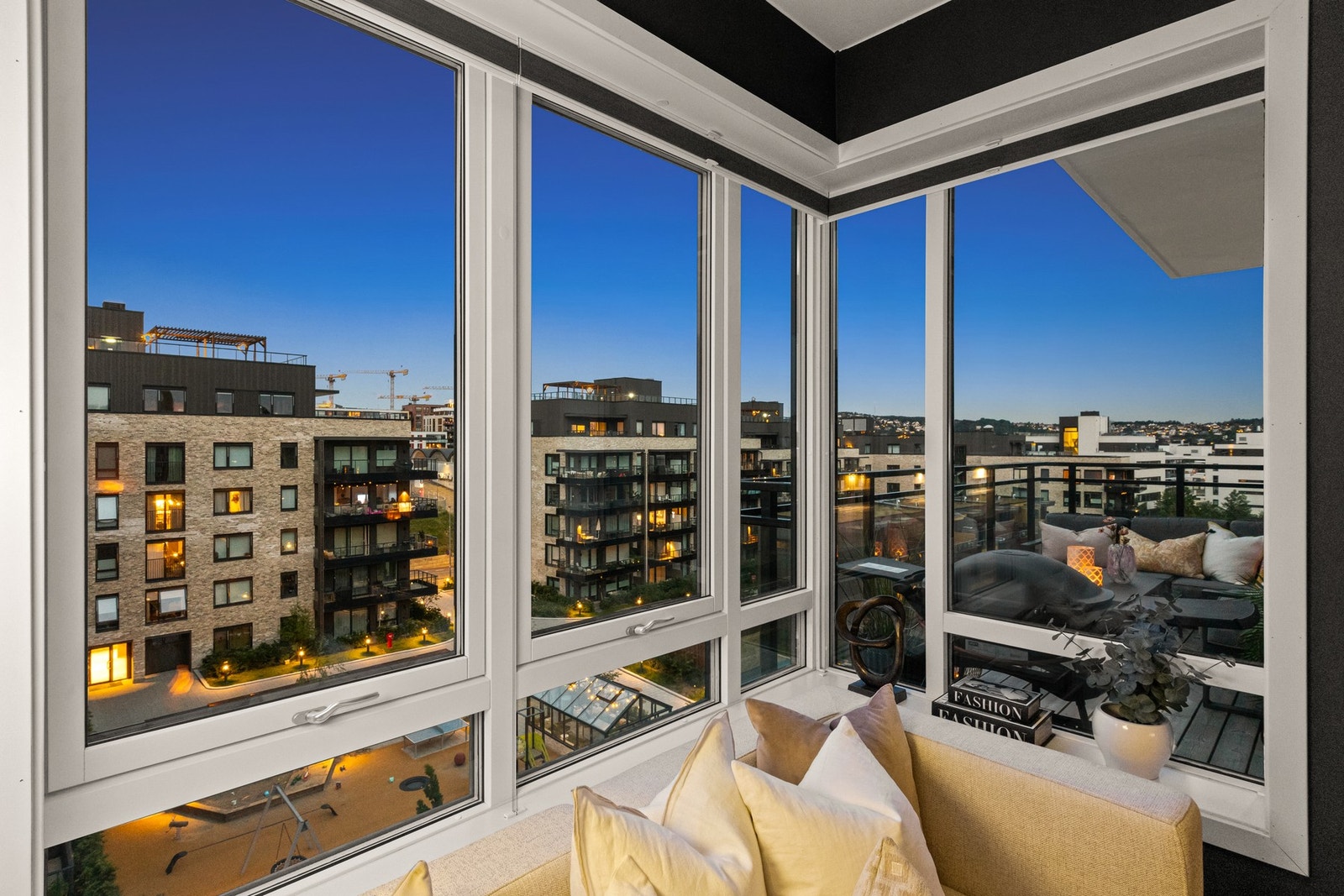 Store vindusflater sørger for godt med naturlig lys, samtidig som de skaper en behagelig romfølelse Galleribilde