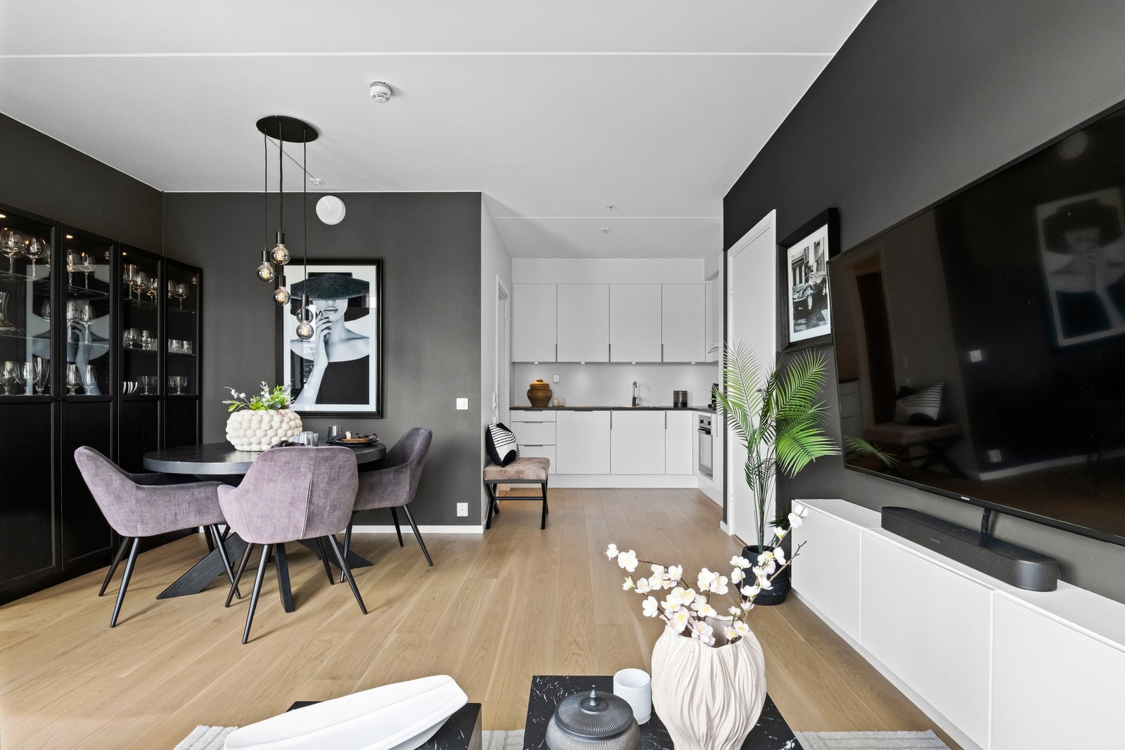 Stue og kjøkken ligger i åpen løsning Galleribilde