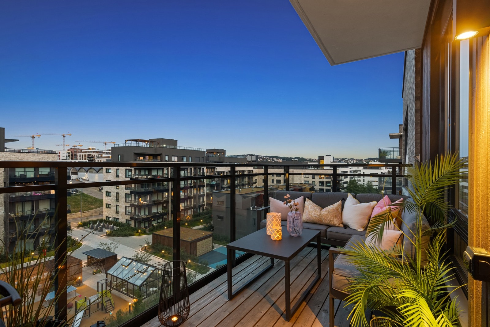 Leiligheten har en romslig balkong på ca. 8 m² med utelys Galleribilde