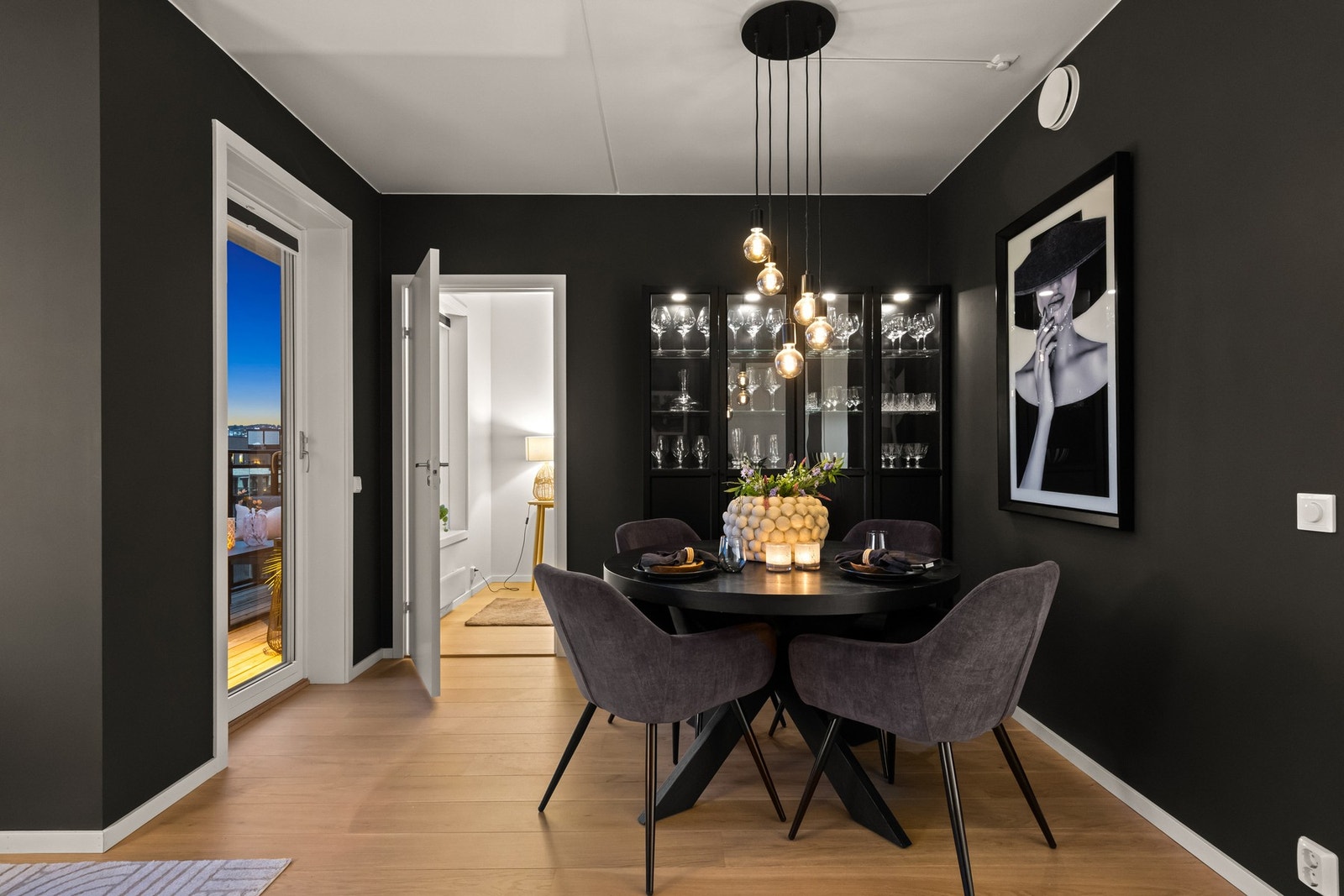 Stuen er velegnet for både hverdagsbruk og sosiale sammenkomster. Galleribilde