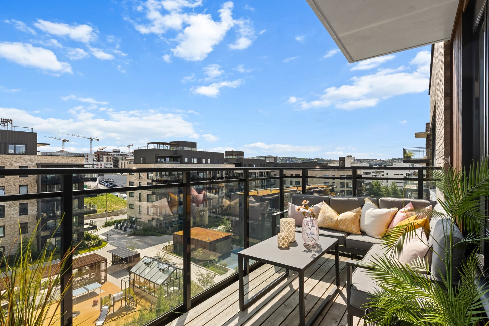 Balkongen er en flott forlengelse av oppholdsrommet og gir deg et privat uterom i 5. etasje med potensiale for gode solforhold og utsyn Galleribilde