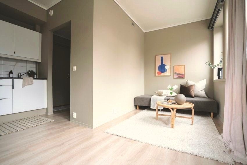 Ellers er leiligheten innredet med alkove med plass til seng Galleribilde