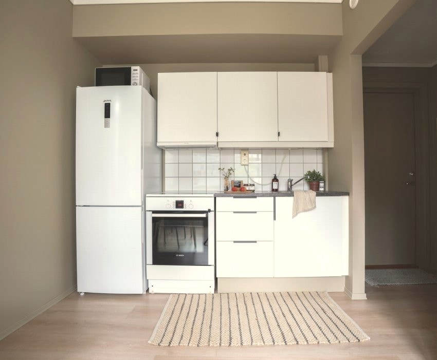 Leilighetens kjøkken er funksjonelt og utstyrt med fliser i våtsone Galleribilde