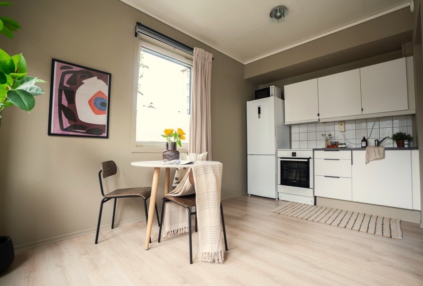 Videre har boligen er åpen stue/kjøkken-løsning med vindusflater mot nord og øst Galleribilde