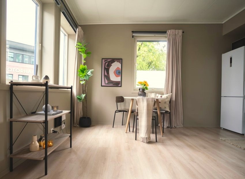 Leiligheten er oppgradert med ny slitesterk laminat i 2025 Galleribilde