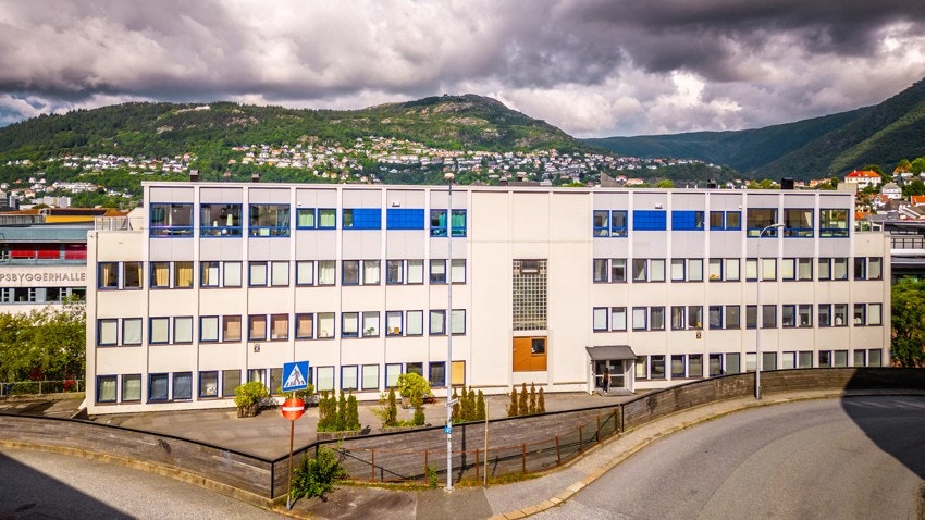 Her bor man godt med gå-avstand til alt en måtte trenge i hverdagen. Hjertelig velkommen til visning Galleribilde