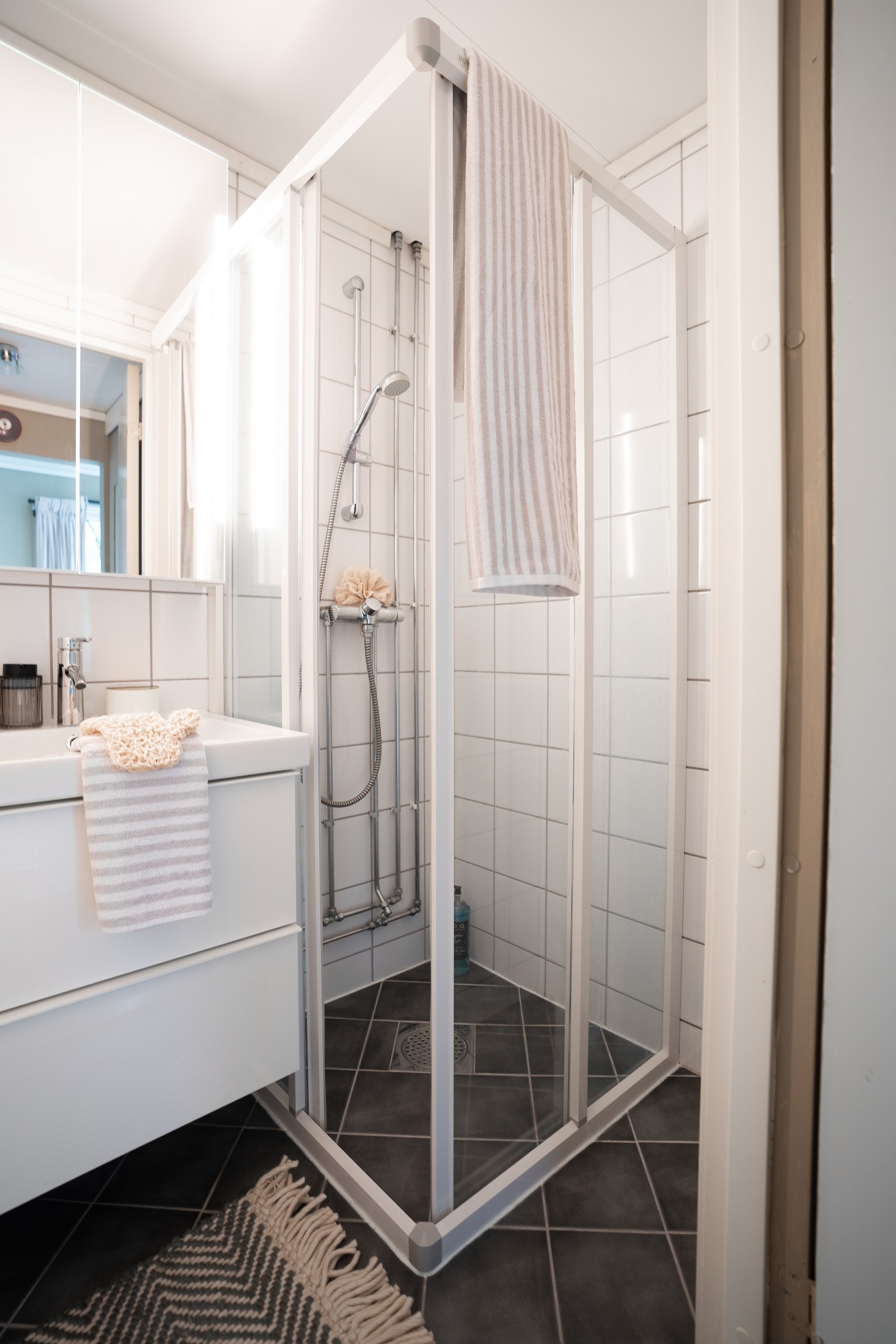 Bad er tidløst utført med fliser og varmekabler Galleribilde