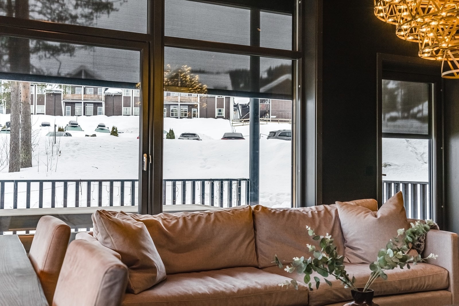 Utvendige screens på alle vinduer (solcellestyrt). Galleribilde