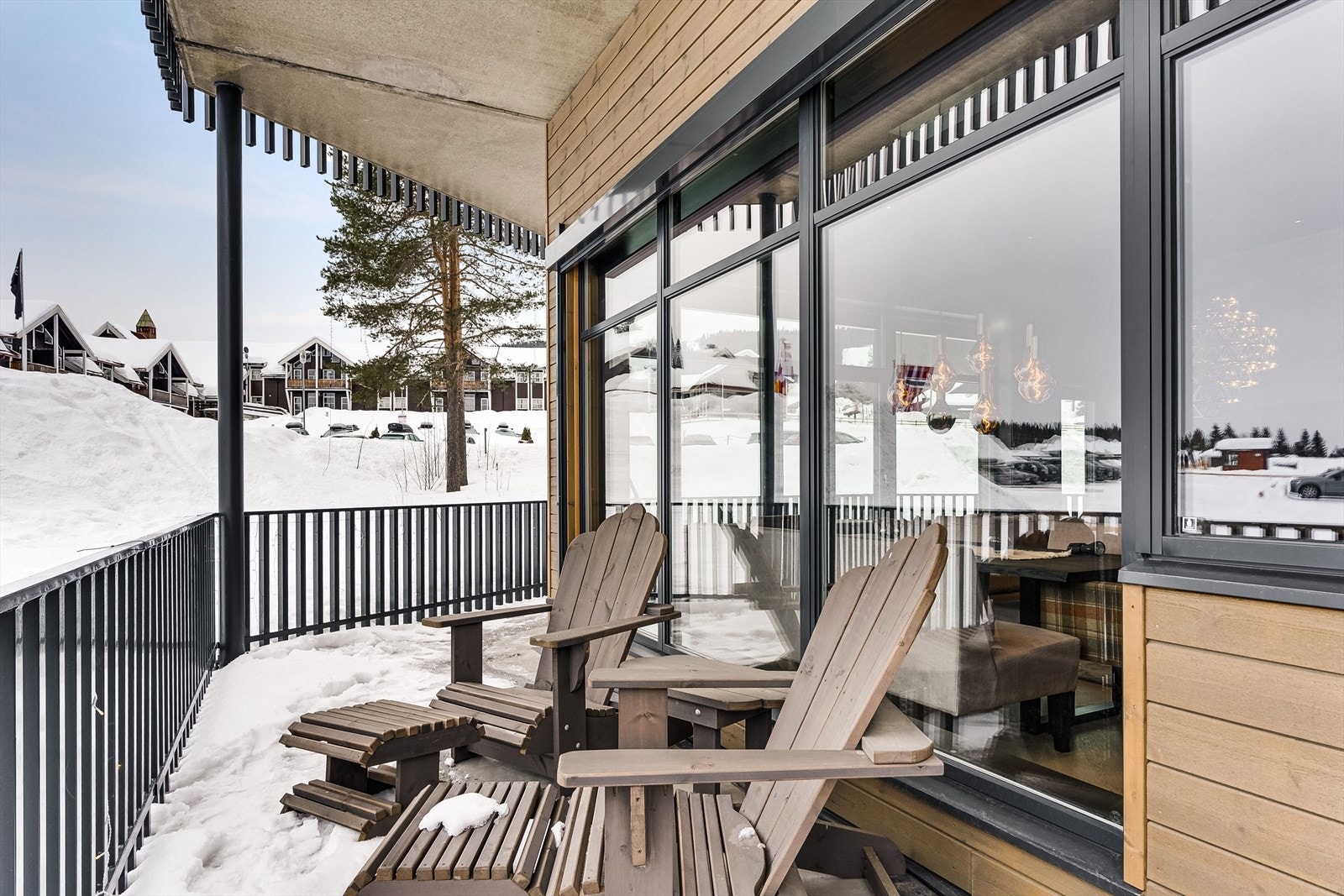 Terrassen strekker seg langs hjørnet av bygget som sørger for gode solforhold gjennom hele dagen og utover kvelden. Galleribilde