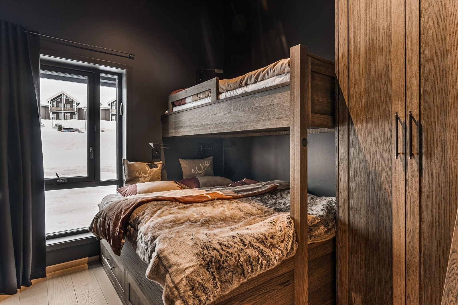 Soverom 3 er også utstyrt med familiekøye og garderobeskap fra Persgård. Galleribilde