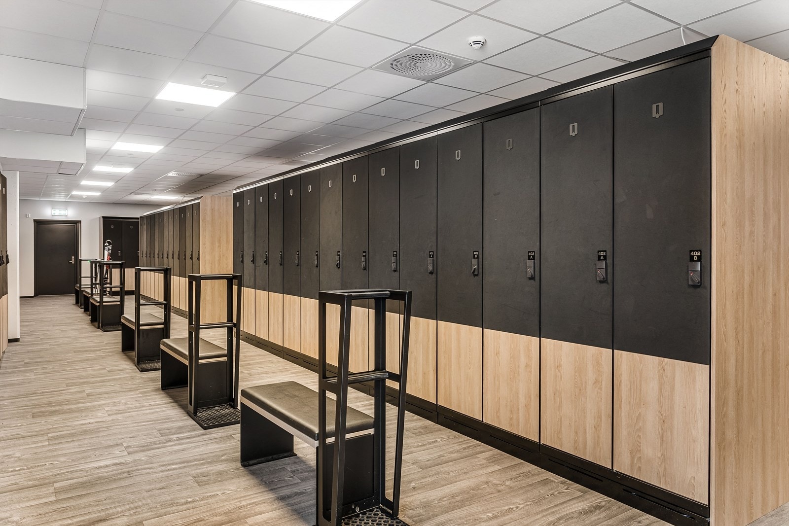 Leiligheten disponerer 2 skiskap. Skiskapene eies av sameiet og er tildelt i henhold til størrelse på leilighet, som igjen belastes på husleien. Galleribilde