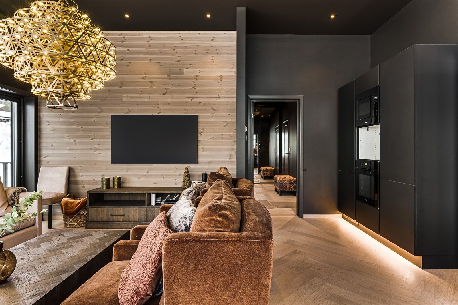 Påkostet og oppgradert kjøkken og hvitevarer som ligger i en fin og sosial åpen løsning med stuen. Galleribilde