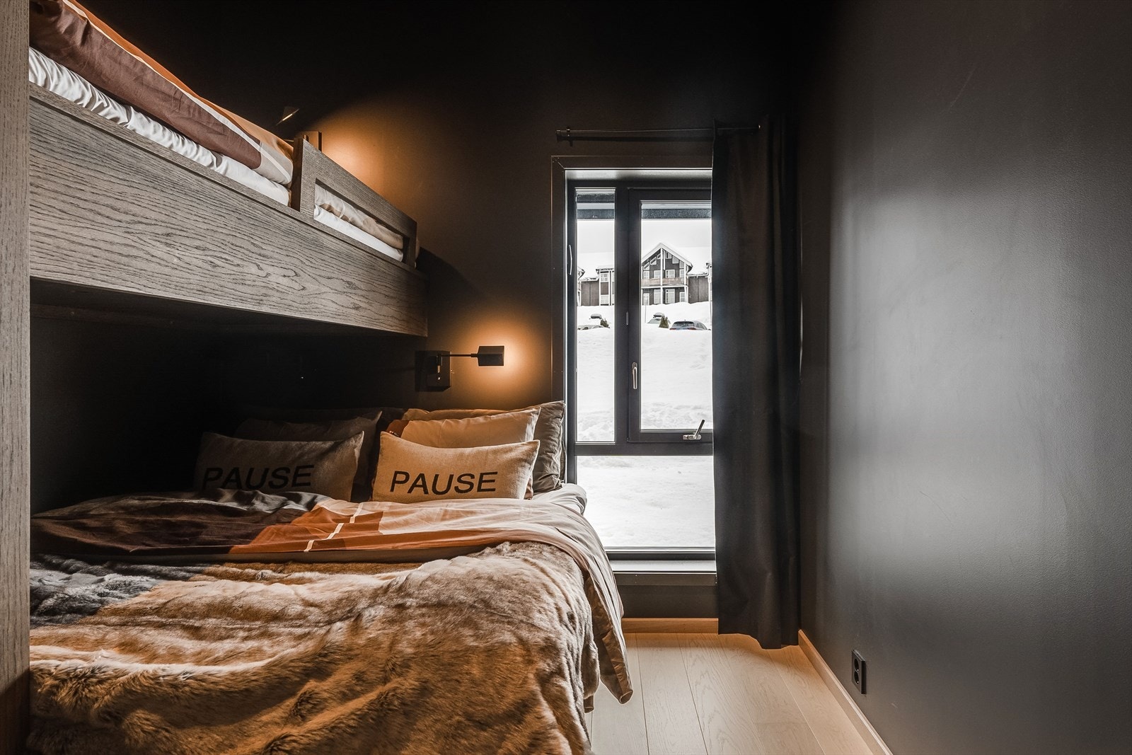 Soverommet er malt i en fin og behagelig mørk farge. Galleribilde