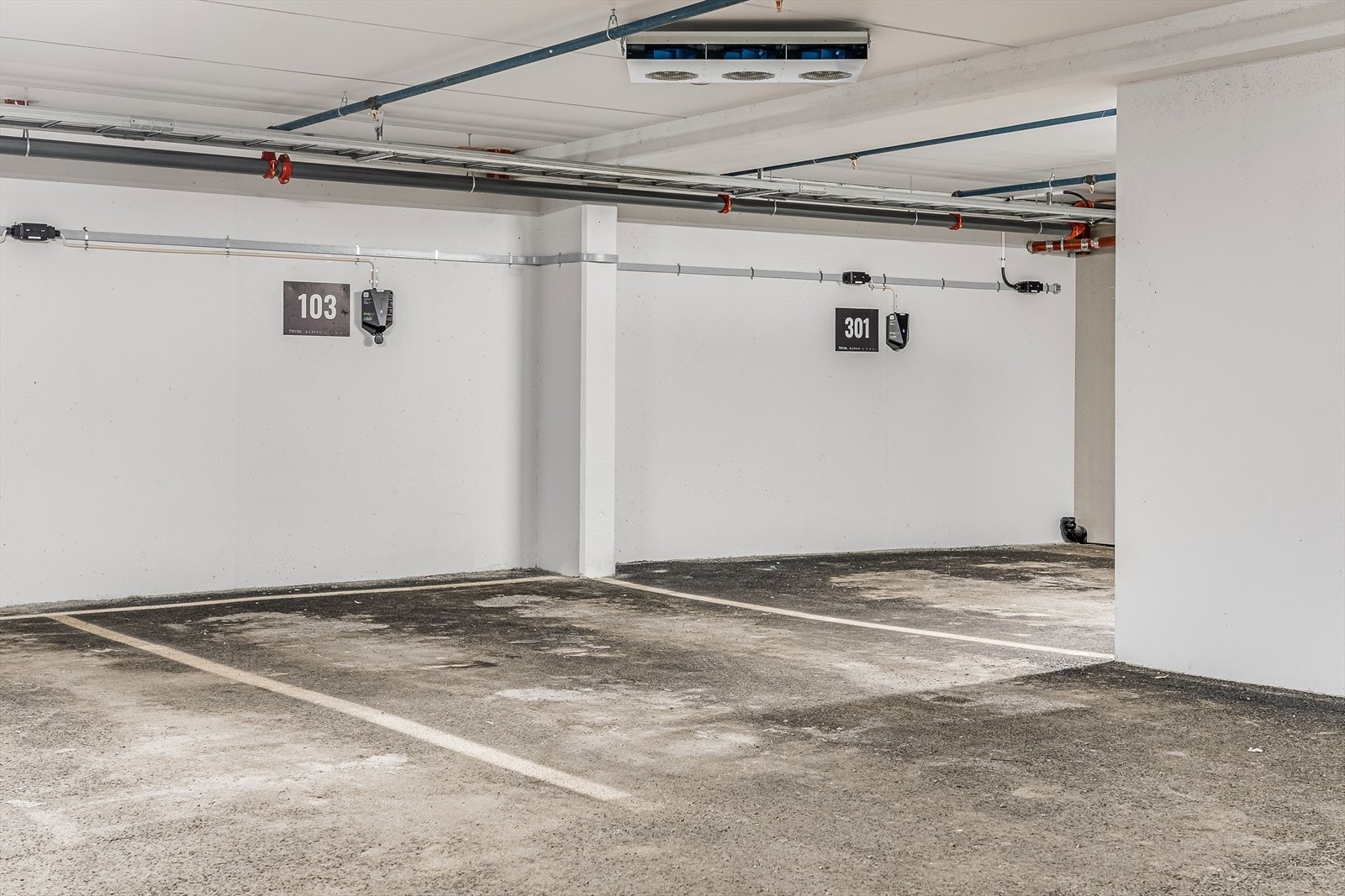 Med leiligheten følger rettighet til garasjeplass med elbil-lader i felles garasjeanlegg. Galleribilde