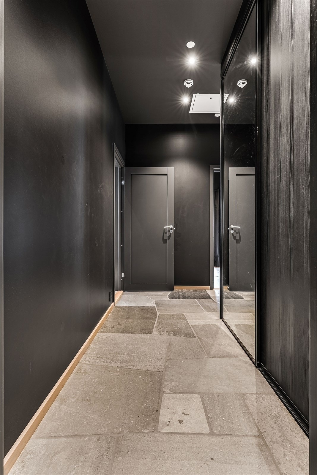 Det er også stor plassbygget skyvedørsgarderobe fra HTH i entréen. Downlights i himlingen. Galleribilde