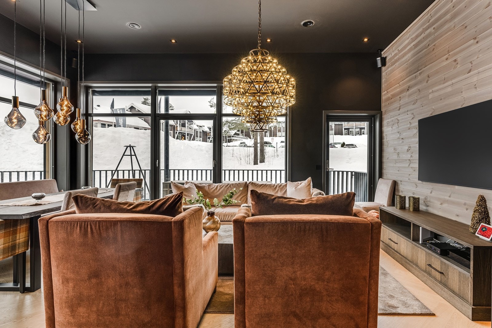 Leiligheten ligger på hjørnet i byggets 1. etasje, og har en god planløsning med 3 soverom og 2 baderom. Galleribilde