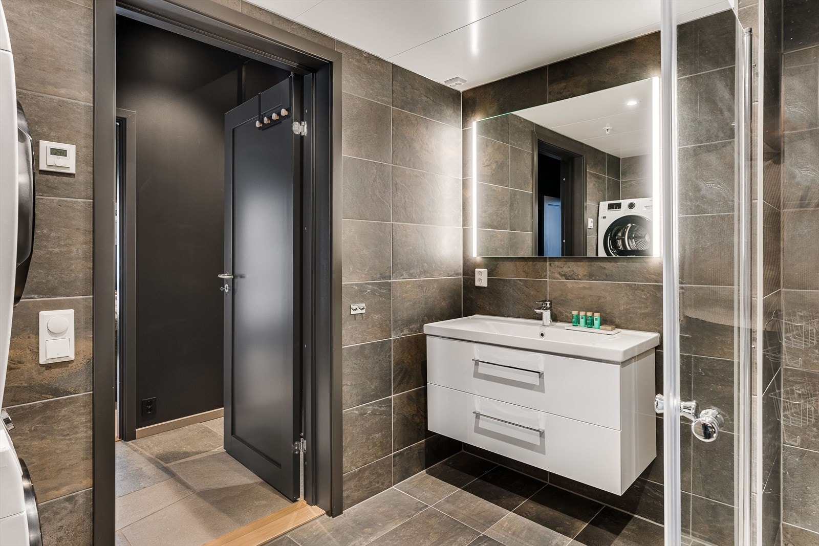 Det største baderommet er også et nytt og moderne baderom med delikate fliser. Galleribilde