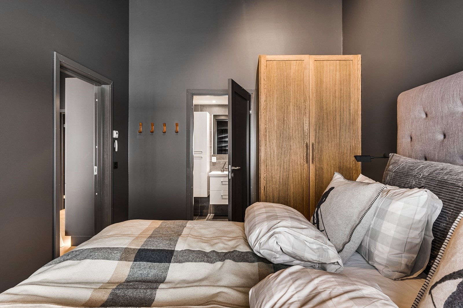 På soverommet har du oppbevaringsplass i flott garderobeskap fra Persgård. Galleribilde