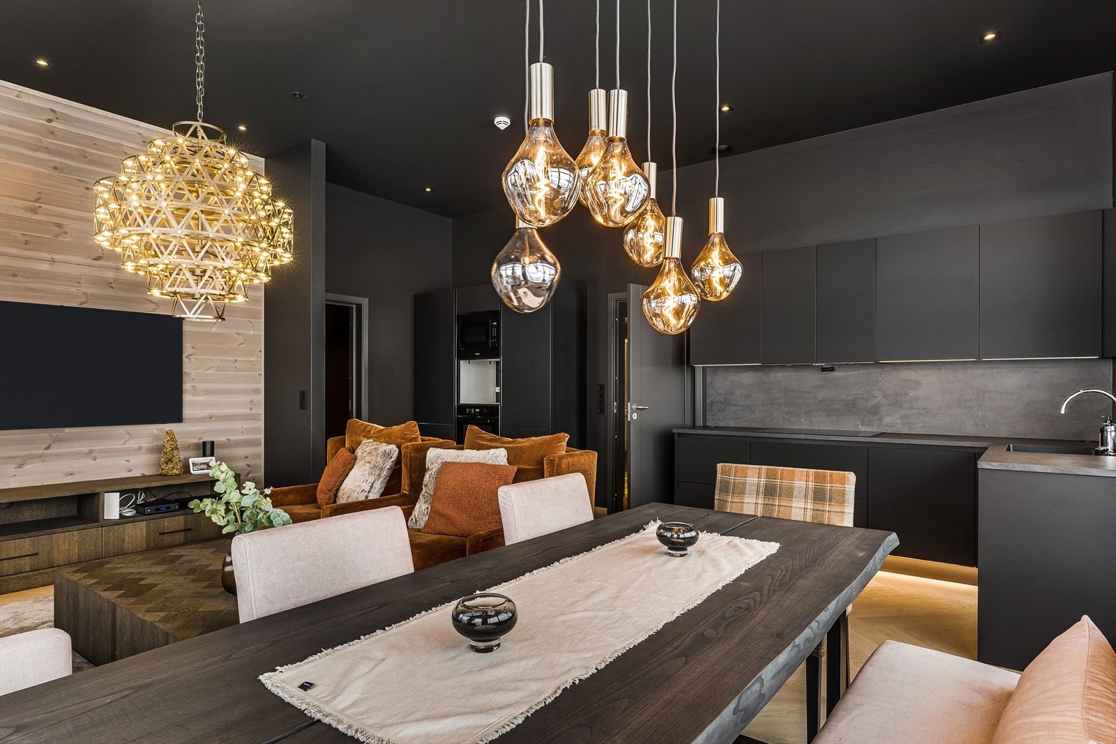 Stuen er romslig og er pent innredet med kvalitetsmøbler som medfølger i handelen.
Det gjøres oppmerksom på at kaffemaskinen var på service under fotografering, og at denne er på plass igjen nå. Galleribilde