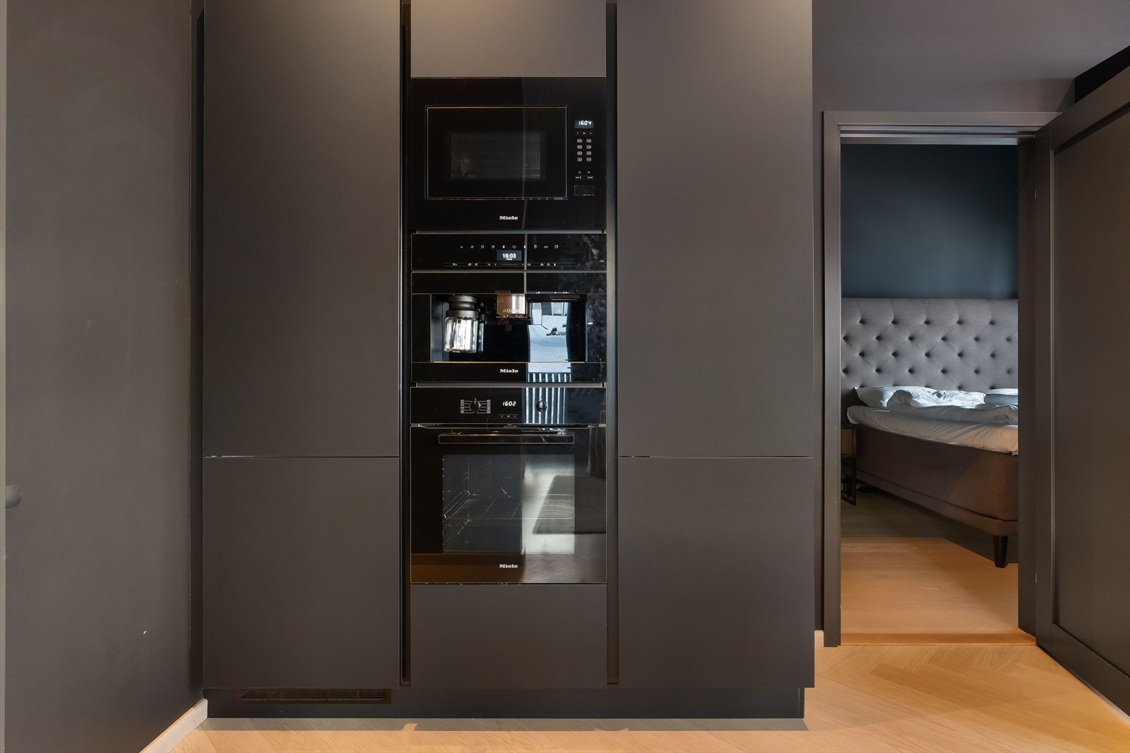 Kjøkkenet er fullt utstyrt med integrerte hvitevarer fra Miele som medfølger i handelen. Galleribilde