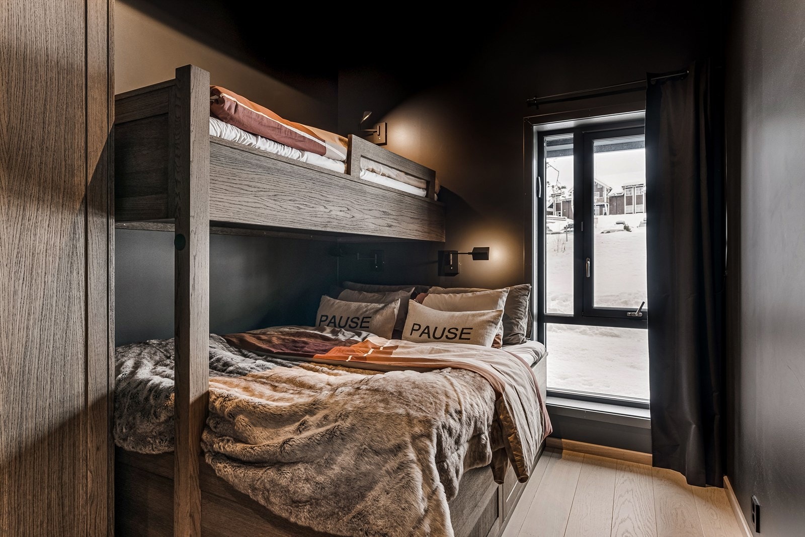 Soverom 2 er et flott soverom som er utstyrt med familiekøye og garderobeskap fra Persgård. Galleribilde