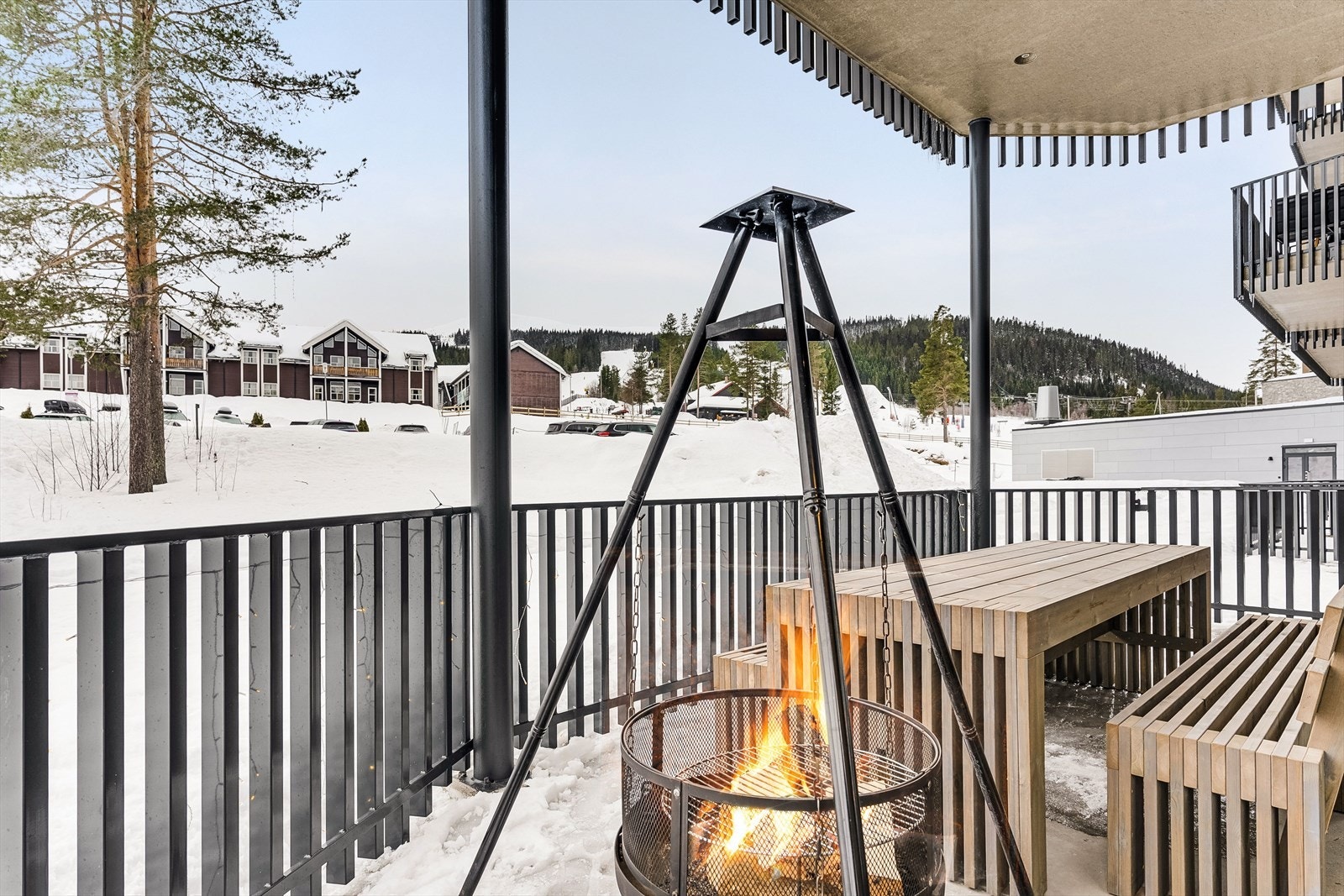 Fra stuen har du utgang til en stor og solrik sydvestvendt terrasse på ca. 29m². Galleribilde