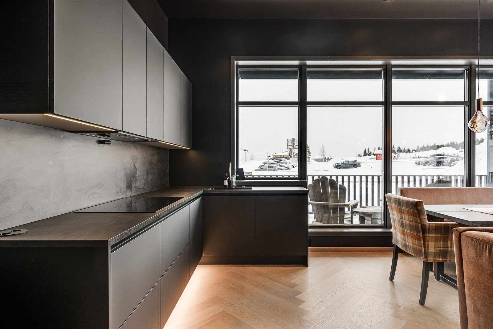 Nytt og stilrent HTH-kjøkken som er svært påkostet og godt utstyrt. Legg merke til lyslisten under innredningen. Galleribilde